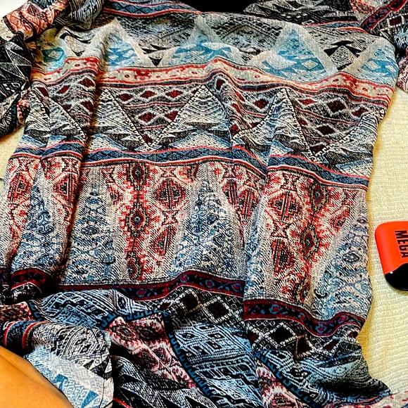 Aztec design in red blue and navy - Picture 3 of 3